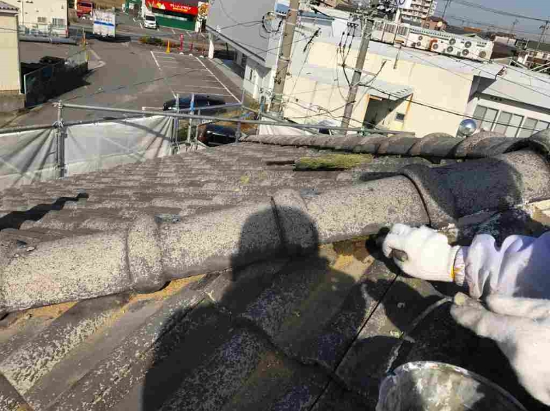 葺き土の表面を整え水で湿らせる