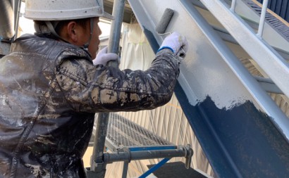 愛知県西三河東三河西尾市屋上防水工事鉄骨階段塗装工事マックスシールド汚れクラックひび割れメンテナンス施工写真鉄骨階段下塗り