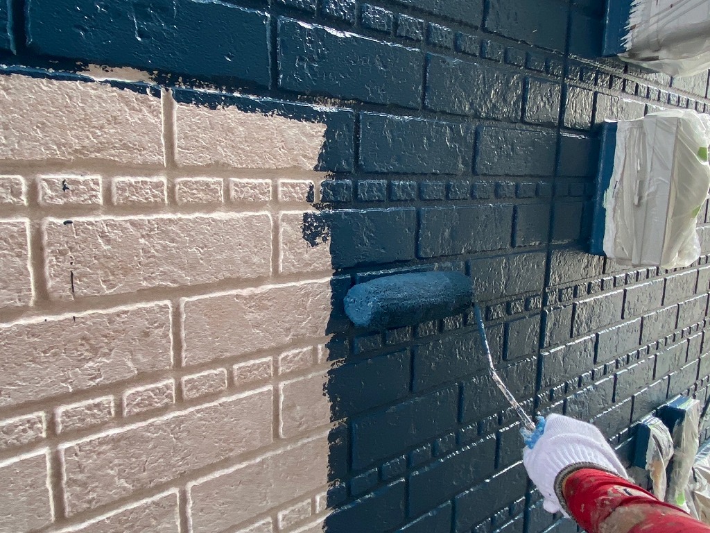 外壁塗装の中塗りをしています