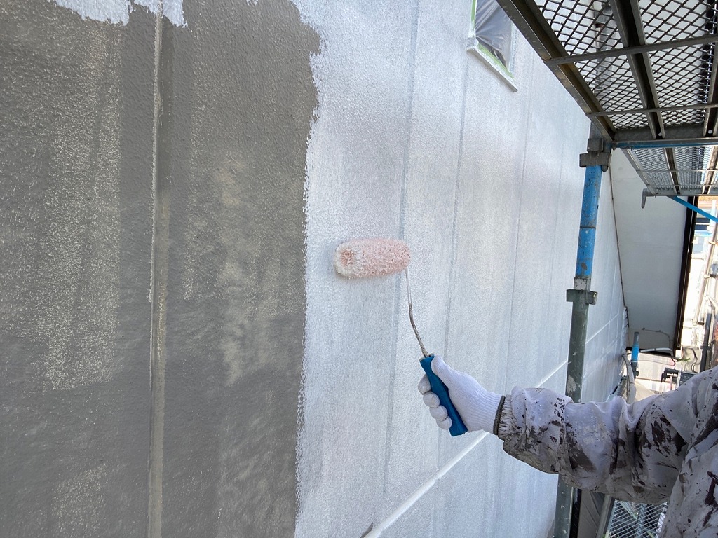 村井塗装の職人が外壁下塗り中
