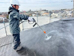 カラーベスト屋根の高圧洗浄中です