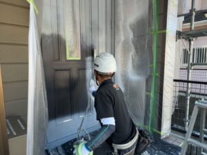 玄関ドア、エポキシ系下塗り吹付け